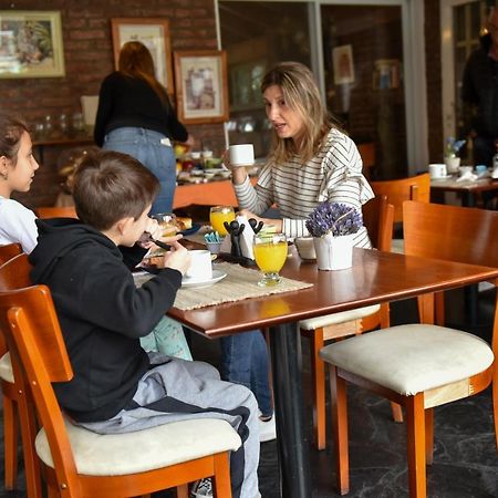 Bernie'S Bed & Breakfast , A 3 Kilometros Del Aerop Ezeiza, Van ,In-Out, Free Ezeiza Airport Exterior foto