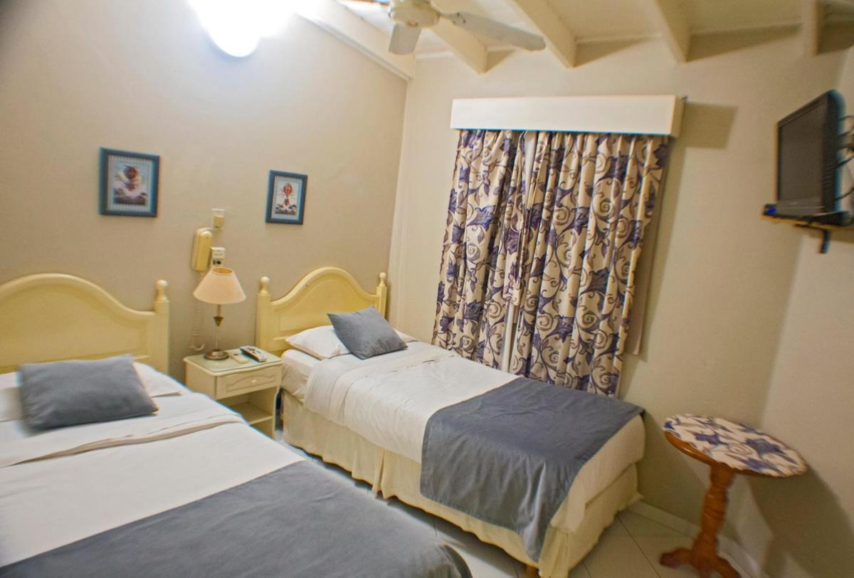 Bernie'S Bed & Breakfast , A 3 Kilometros Del Aerop Ezeiza, Van ,In-Out, Free Ezeiza Airport Exterior foto